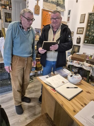 Einfach mal eintauchen in die Rheinbrohler Geschichte (wie hier Gerhard Kühnlenz mit Dietmar Waldorf) – das Heimatmuseum bietet dazu am 1. März wieder reichliche Gelegenheit.  Foto: privat
