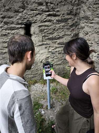 Die Geheimnisse der Sporkenburg entdecken  Einfach scannen und los geht´s: Über das neue Infoschild an der Sporkenburg gelangt man zu Hörspielen und einem interaktiven Gespensterquiz.