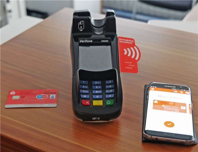 Einfach, schnell und kontaktlose zahlen – bei der Stadt Neuwied kein Problem. .Foto: Sparkasse Neuwied