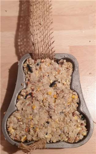 Einfache Aufhängung für ein Stück Fettfutter. Foto: Ursula Weiss