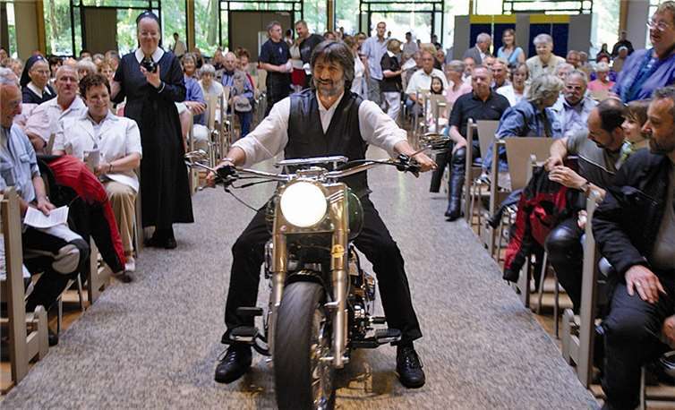 Einfahrt auf zwei Rädern in die Pilgerkirche.privat