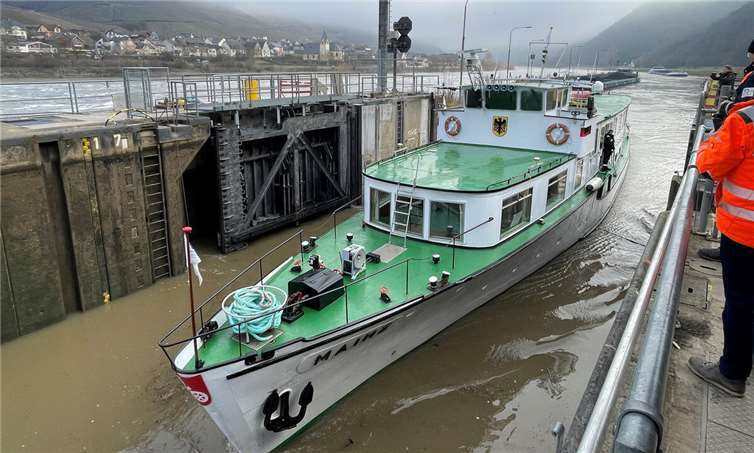 Schleuse Müden nach nur 55 Tagen wieder in Betrieb Einfahrt der „Mainz“ von Unterwasser in die Schleuse Müden. Fotos: WSA Mosel-Saar-Lahn