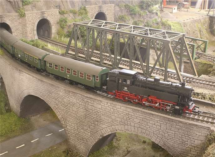 Einfahrt des Nahverkehrszuges in den Bahnhof Dernau.