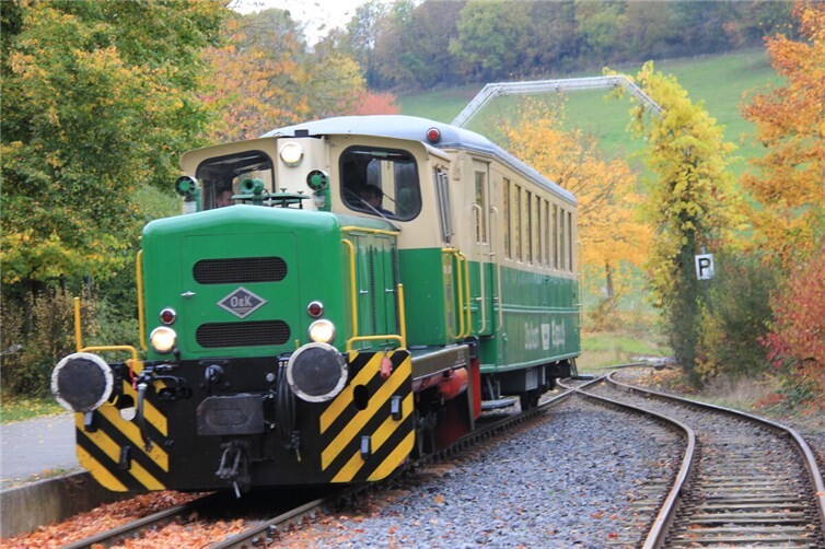 Einfahrt des Sonderzuges zum Jubiläum an der Bergstation Bahnhof Engeln.