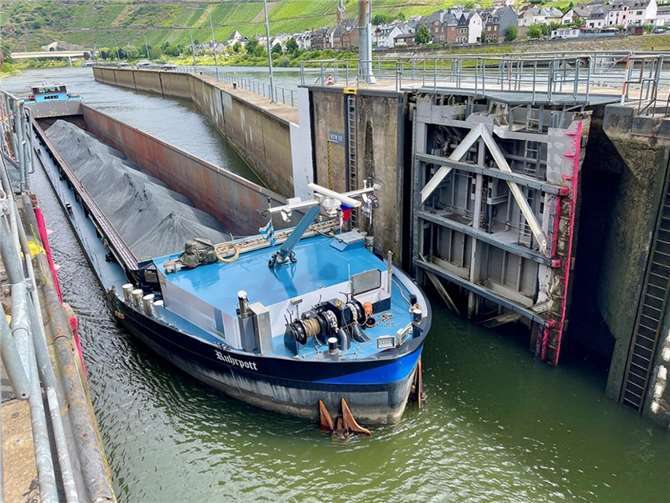 Einfahrt des ersten Schiffes im Rahmen der Notschleusungen zu Berg.  Fotos: WSA Mosel-Saar-Lahn