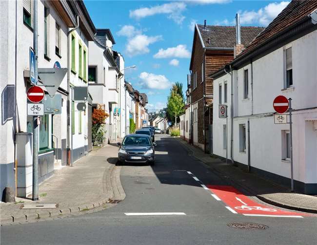 Einfahrtschleuse für Radverkehr in die Handwerkerstraße. Das erste Fahrzeug links im Foto steht aktuell im neu beschilderten Halteverbot. Auf die neuen Regelungen ist zu achten. Fotos: Stadt Koblenz/ Ralph Emmerich