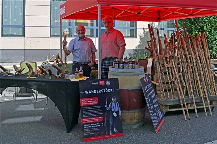 Einfallsreichtum präsentierte Helmut Koch (li.) mit den aus denen heimischem Totholz geschnitzten Wanderstäben. Der Erlös des Projektes stiftete Koch über den Rotary Club Adenau für Kinder-Projekte an der Ahr.