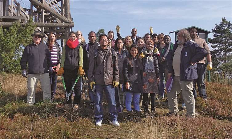 Einführung: Wacholderwachtsprecher Gerhard Krämer (v. r.) moderierte den Erlebnistag in englischer Sprache. privat