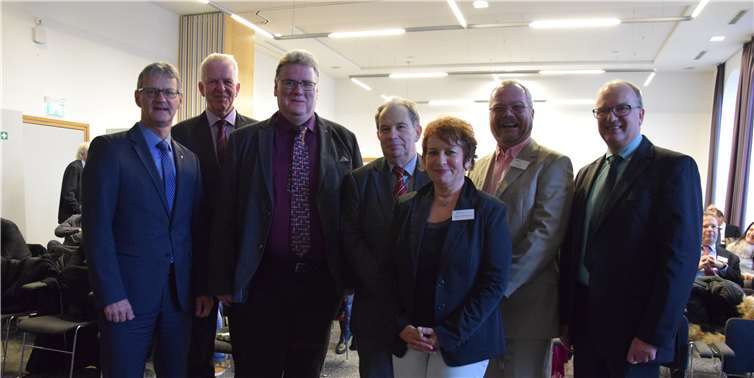 Einführung des neuen Ärztlichen Direktors der Klinik Nette-Gut (v. l.): Dr. Gerald Gaß (Geschäftsführer Landeskrankenhaus (AöR)), Werner Stuckmann (Pflegedirektor), Dr. Frank Goldbeck (Ärztlicher Direktor), Wolfram Schumacher-Wanderleb (Oberarzt der Gutachterstelle der Klinik), Dagmar Weidmann (stellvertretende Pflegedirektorin), Peter Blum (Administrator), Werner Schmitt (Kaufmännischer Direktor). -UBU-