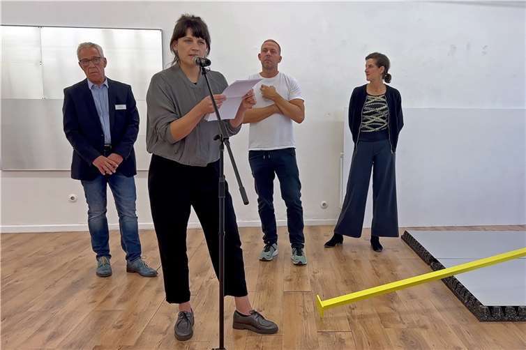 Einführung in die Ausstellung durch Kunsthistorikerin Jari Ortwig (v. l.: Norbert Boden, Jari Ortwig, Jörg Koslowski, Astrid Piethan). Foto: Ines Langs
