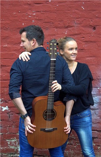 Eingängige Songs geschmackvoll abgestimmt und unplugged arrangiert für Gitarre und zweistimmigen Gesang: Hierfür steht das Duo „harmonie“. Foto: privat