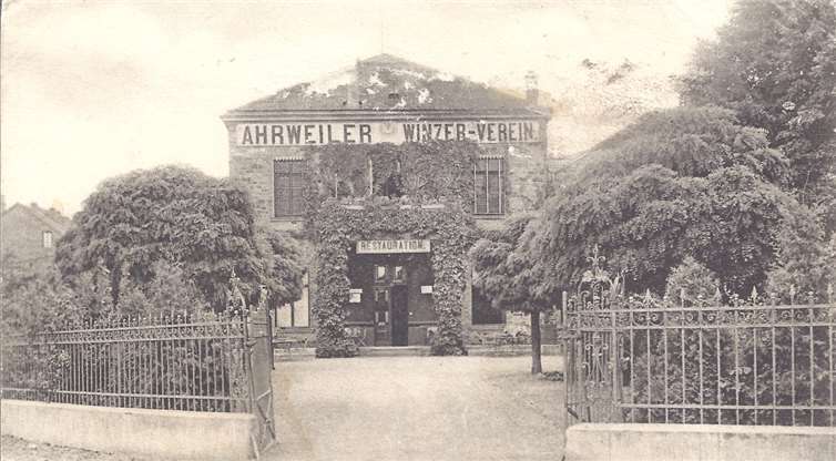 Eingang zum Restaurant des Ahrweiler Winzervereins um 1905.  Stadtarchiv Bad Neuenahr-Ahrweiler