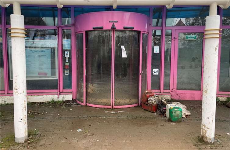 Ein rabenschwarzes Geschäftsjahr besiegelt das Ende der Ahr-Thermen Eingangsbereich der Ahr-Thermen nach der Flut: Die Katastrophe gab dem Bauwerk den Rest. Foto: ROB