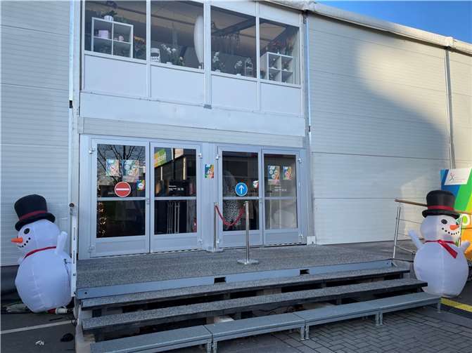 Orthen: „Der Einkauf vor Ort finanziert den Neuaufbau!“ Eingangsbereich der Pop-Up-Mall in Bad Neuenahr. Foto: ROB
