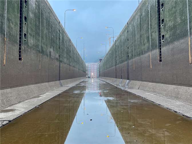 „Eingehaustes“ Gerüst am Ende der 172 m langen Schleusenkammer. Quellen: Wasserstraßen- und Schifffahrtsamt Mosel-Saar-Lahn