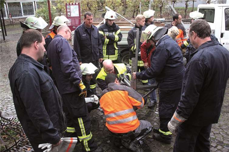Gewappnet fürs Jahrhundert-Hochwasser Eingehend studierten die Feuerwehrmänner die Konstruktion des ersten Pfostens. DL