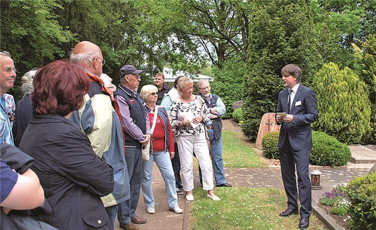 Eingehende Erläuterungen bekamen die Besucher auch direkt von Rüdiger Dittmar, Leiter des Eigenbetrieb Grünflächen- und Bestattungswesen der Stadt Koblenz. (r). US
