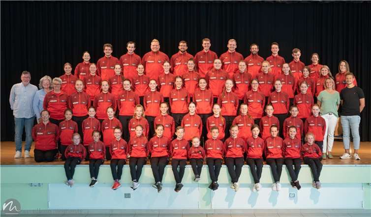 Eingekleidet in der neuen Trainingsrobe befinden sich alle Gruppen (Sternchen, Jugendtanzcorps und Tanzcorps) bereits in den Vorbereitungen auf die kommende Jubiläums-Session. Quelle: Tanzcorps Rot-Weiß Vettelschoss