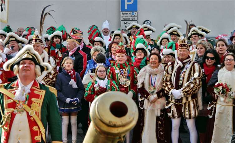 Eingekreist von Tollitäten, Karnevalisten und vor einer bedrohlichen Kanone der Stadtsoldaten, blieb den Verteidigern des Rheinbacher Rathauses am Ende nur die Kapitulation.Stein