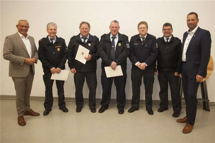 Eingerahmt von Landrat Achim Hallerbach, Bürgermeister Manuel Seiler sowie BKI Holger Kurz und Wehrleiter Andreas Schmidt freuten sich Brandmeister Heinz-Peter Böhm, Löschmeister Andreas Henn und Hauptlöschmeister Jürgen Müller über das goldene Feuerwehr-Ehrenzeichen 45 Jahre.  Foto: Wolfgang Tischler