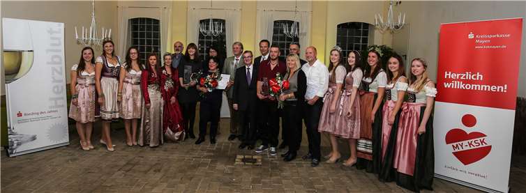 Eingerahmt von Moselweinmajestäten und flankiert von Gratulanten stellten sich die Preisträger den Fotografen.