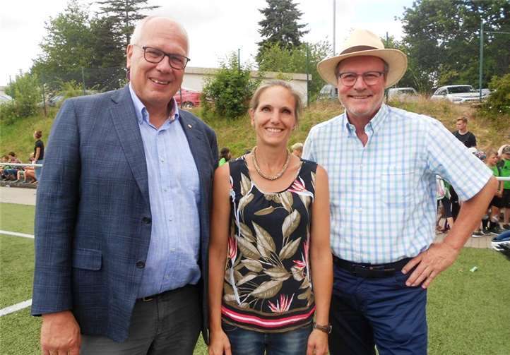 Eingerahmt von Präsident Jürgen Antwerpen und Vizepräsident Michael Firmenich vom Lions Club Bonn-Rhenobacum zeigt sich die Organisatorin des Turners, Merzbachs Schulleiterin, Sandra Bureš glücklich über die erfolgreiche Sportveranstaltung.