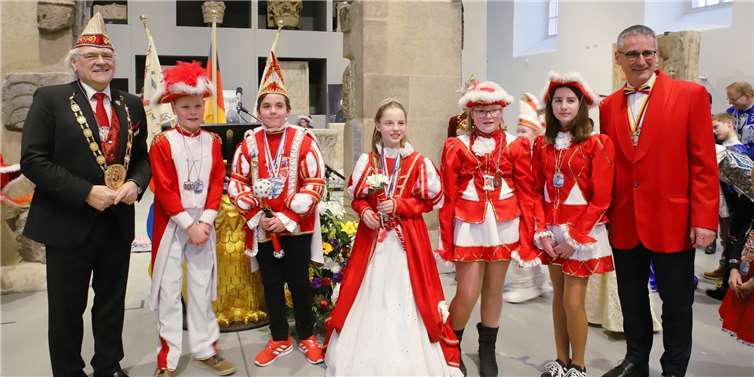 Eingerahmt von Präsidenten. Alle Kinderprinzen mit Gefolge erhielten einen Orden aus den Händen von RKK-Präsident Hans Mayer (links) und Landtagspräsident Hendrik Hering. Foto: Landtag Rheinland-Pfalz