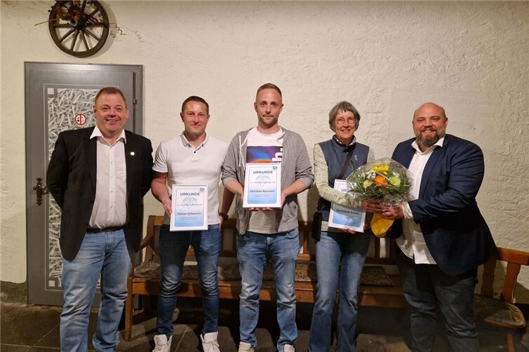 Eingerahmt von den beiden Vorsitzenden Jörg Schneider und Markus Ritterrath die geehrten Mitglieder Florian Schwerter, Christian Rosenek und Mechthild Schütz (von links).