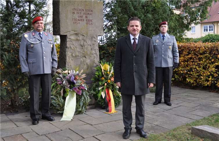 Eingerahmt von zwei Vertretern der Reservistenkameradschaft gedenkt Bürgermeister Holger Jung der Kriegstoten und Opfer von Gewaltherrschaft. Quelle: Stadt Meckenheim