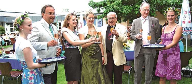 Eingerahmt von zwei blumenbekränzten Schwedenmädels v.li.: Bernd Weidenbach, Edelsteinkönigin Magdalena, Brunnenkönigin Anne, Emil Morsch, Christian Lindner.FA