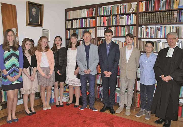 Eingesegnet wurden v.li. Maria Schmengler, Celina Koitka, Zoe Dackweiler, Melina Dresen, Jennifer Jaschob, Oliver Conzeth, Luca Gilles, Dominik Lütke und Tom Schütte. privat