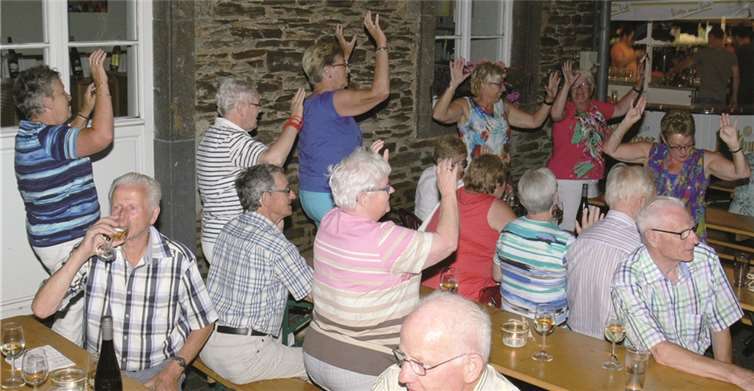Einheimische und Touristen feierten im Moselort gemeinsam ein gelungenes Fest. TE