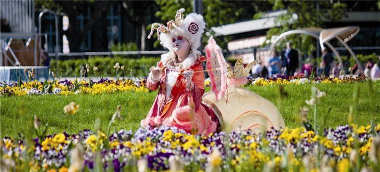 Einheimische und Touristen genießen eine blühende Stadt und vielfältige Veranstaltungen. Koblenzer Gartenkultur / (c)_Jens U. Mathias