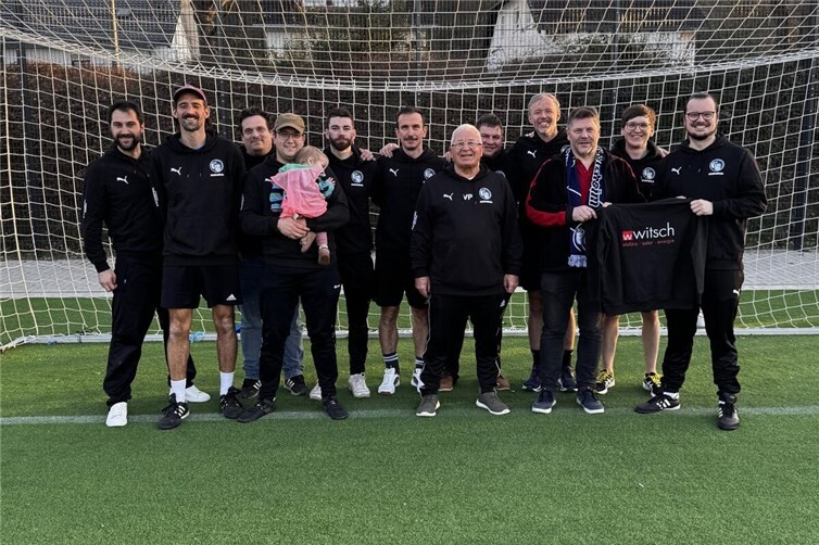 Einheitlich und schick, dank Elektro Witsch: die Trainerinnen und Trainer des Stadtteilklubs.