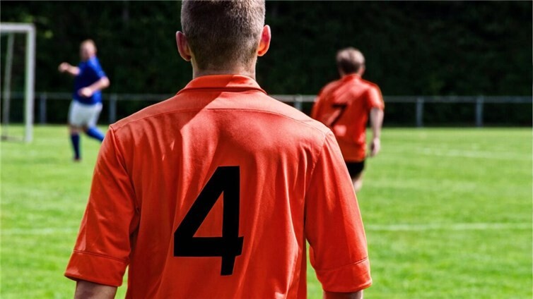 Einheitliche Mannschafts-Trikots sind ein starkes Symbol für Zusammenhalt und Teamgeist auf dem Spielfeld.