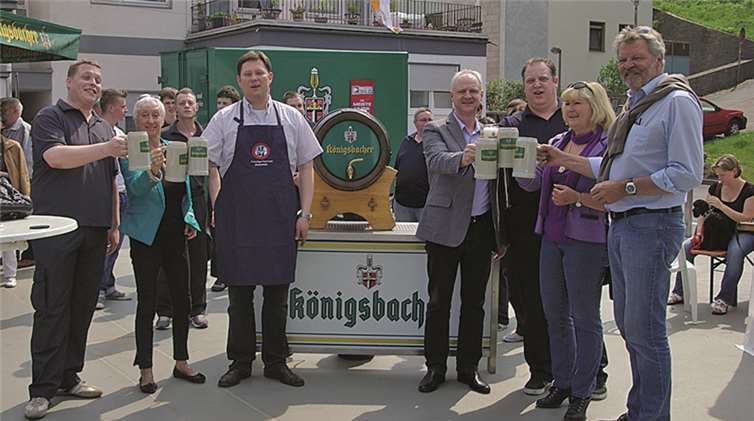 Einheitsführer Michael Kreutz, die Vorsitzende des Koblenzer Seniorenbeirates Monika Artz, Ortsvorsteher Christian Gürke, der Repräsentant der Königsbacher Brauerei Kurt Isola, der stv. Einheitsführer David Isola und die Ratsmitglieder Heinrich-Lotz und Heinrich beim traditionellen Fassanstich.Privat
