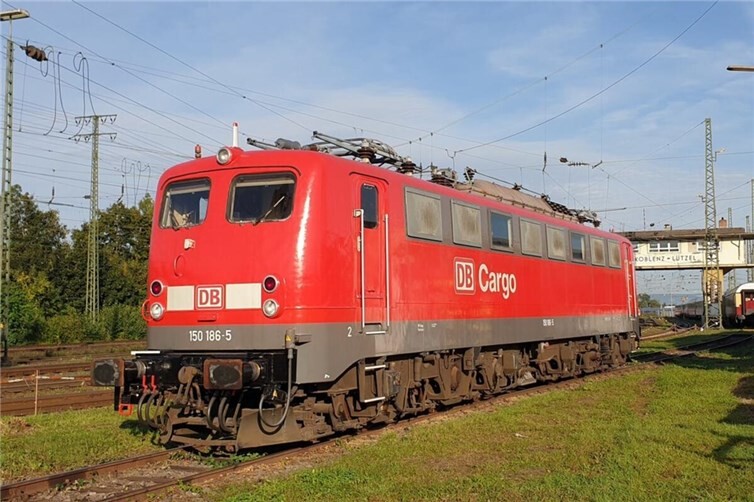 Einheitslok E 50 vor dem Stellwerk in Koblenz-Lützel