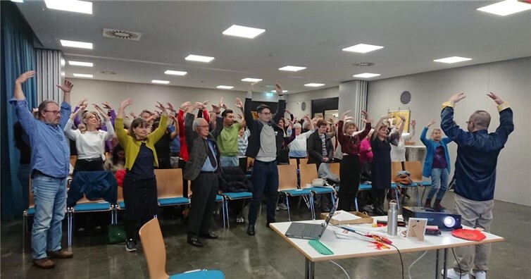 Einhundert Menschen erlebten Falun Gong, eine Form des Qigong aus dem Osten.