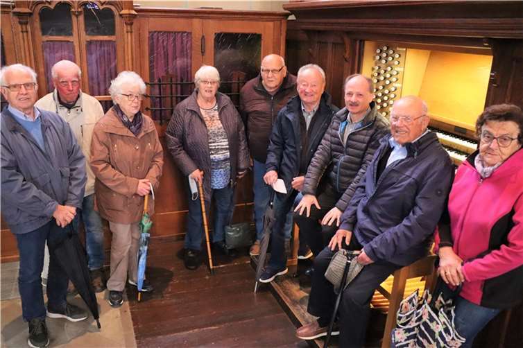 Einige 555er waren nach dem kleinen Orgelkonzert neugierig und stellten Fragen an Organist Ralf Cieslik (3. v.r.).Foto:privat