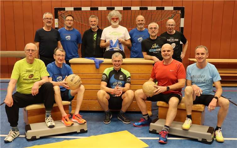 Einige Aktive der Equipe EuroDeK stellen sich beim letzten Winter-Hallentraining im Buchfinkenzentrum Horbach/Gackenbach dem Fotographen.  Foto: Karl-Josef Ewerth