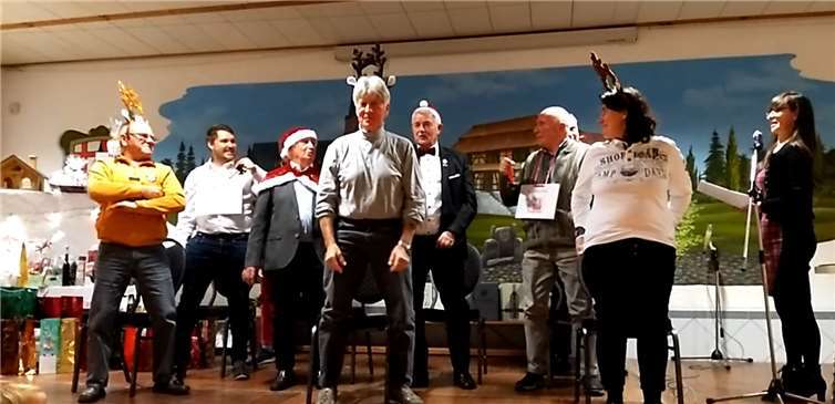 Einige Besucher der Feier wurden als Mitspieler verpflichtet. Foto: privat