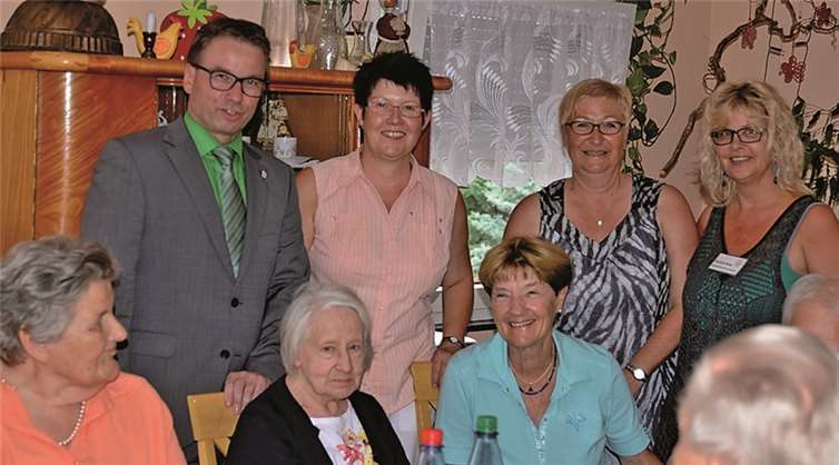 Oberbürgermeister zu Besuch bei der „Lebenszeit“ Einige Bewohner zusammen mit (v.l.n.r.) Oberbürgermeister Wolfgang Treis, Hilde Schmalbach (1.Vorsitzende/Lebenszeit e.V), Marita Keßler (Service-Demenz) sowie Barbara Bartz (2.Vorsitz./Lebenszeit e.V.).Es fehlt WG-Leiterin Melanie Rosenzweig. privat