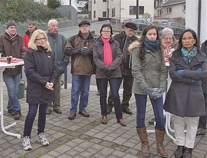 Einige Bürger ließen sich Grillwürstchen, Glühwein und Eierpunsch schmecken. privat