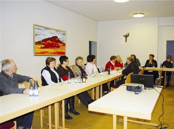 Einige Chormitglieder sowie der Vorstandstisch (rechts oben).privat