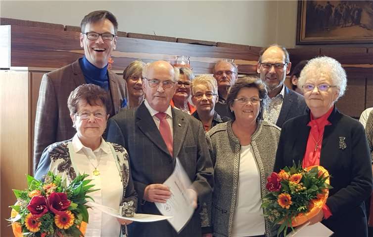 Einige Chormitglieder wurden mit Blumen, Anstecknadeln und Urkunden geehrt. Foto: privat