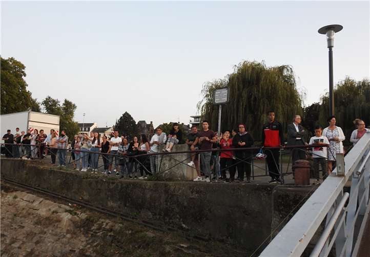 Einige DSDS Fans warteten am Rheinufer aus das Schiff.