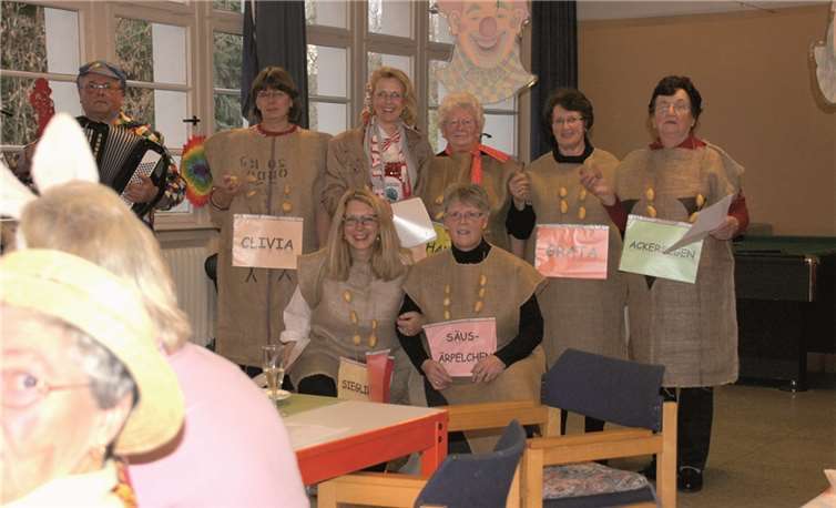 Einige Damen sorgten mit lustigen Beiträgen für Kurzweil und Herbert Hauschild unterhielt die Senioren wieder mit seinem Akkordeon.