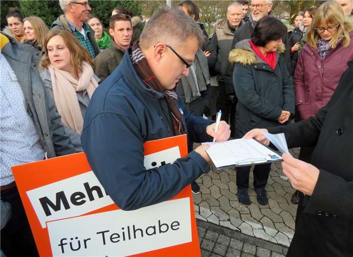Einige Demonstranten nutzten noch die Gelegenheit, die Petition des BApK zu unterzeichnen.