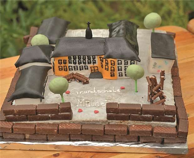 Einige Eltern hatten beeindruckende Spenden für das Frühstücksbuffet vorbereitet. So gab es auch das komplette Schulgebäude in Form eines Kuchens.