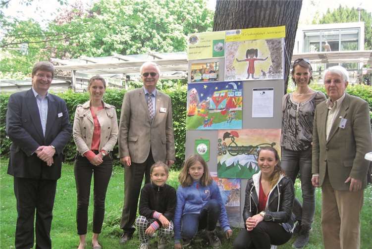 Einige Ergebnisse des Friedensplakat-Wettbewerbs. privat